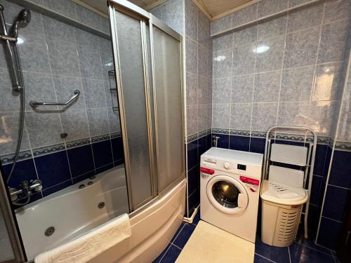 伊斯坦堡的住宿－Cozy Apartment in Kadikoy，小型浴室设有洗衣机和淋浴。