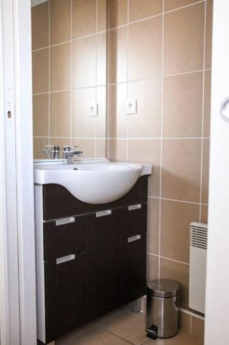 a bathroom with a sink and a mirror at T3 dans résidence avec piscine in Six-Fours-les-Plages