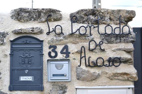 ein Gebäude mit einer Tür und einem Schild darauf in der Unterkunft LA PORTADA DE ABAJO in Gallegos