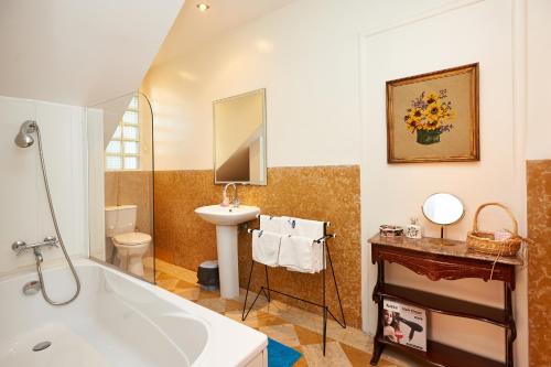 a bathroom with a tub and a sink at Santa Maria Casa Nostra in Sintra