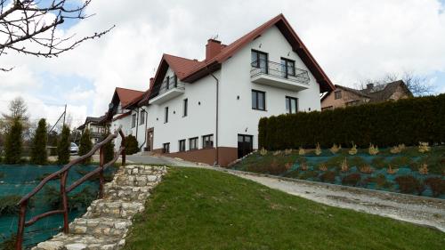 uma grande casa branca com um telhado vermelho em Zajazd u ELiZY em Czajowice