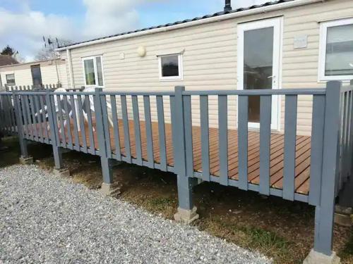 une clôture devant un mobile home dans l'établissement Le Cocooning, à Biville-sur-Mer