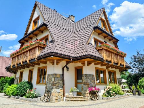 a house with a shingled roof at Willa Mały Dworek in Zakopane