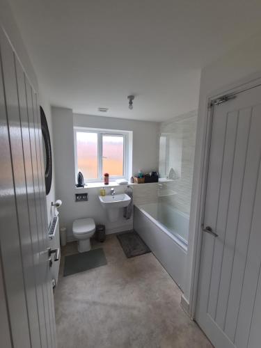 a bathroom with a tub and a sink and a toilet at lovely new home in manchester close to MANCHESTER CITY FC in Manchester