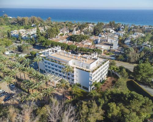 una vista aérea del complejo con el océano en el fondo en Alanda Marbella Hotel, en Marbella