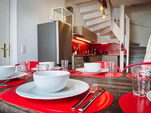 un tavolo con piatti e ciotole rossi sopra di 1a Citylage-Haus im Centrum! ad Amburgo