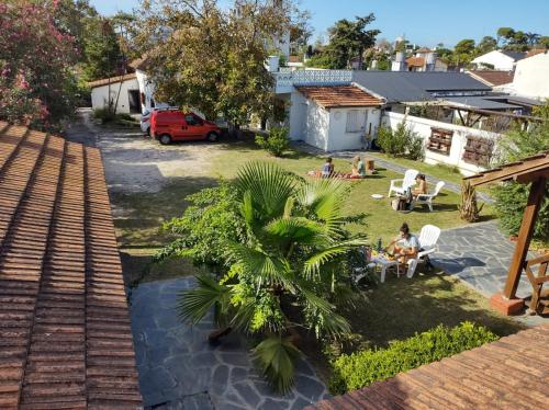 an aerial view of a yard with people sitting in chairs at Las Grullas in Villa Gesell