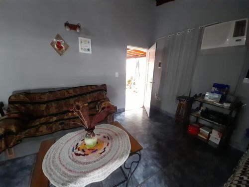 sala de estar con mesa y sofá en KitinIguazu en Puerto Iguazú