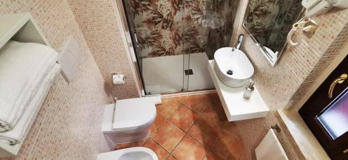 a small bathroom with a sink and a toilet at Hotel Piscina La Suite in Prossedi