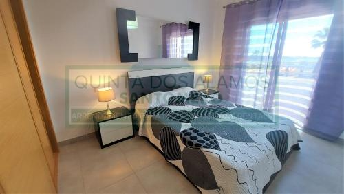 1 dormitorio con cama y ventana en Apartamento Vitismar CA, en Guia