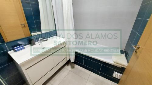 a bathroom with a sink and a mirror at Apartamento Vitismar CA in Guia