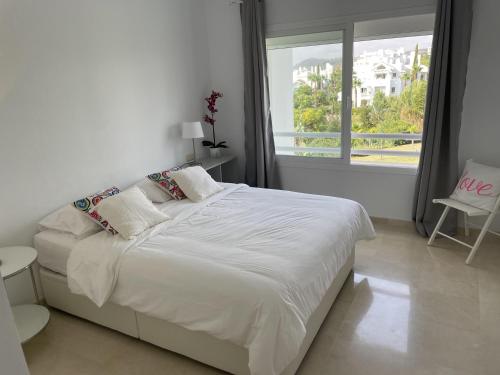 Posteľ alebo postele v izbe v ubytovaní Stunning Modern 2 Bedroom Apartment - Alcazaba Lag