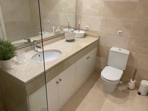 Kúpeľňa v ubytovaní Stunning Modern 2 Bedroom Apartment - Alcazaba Lag