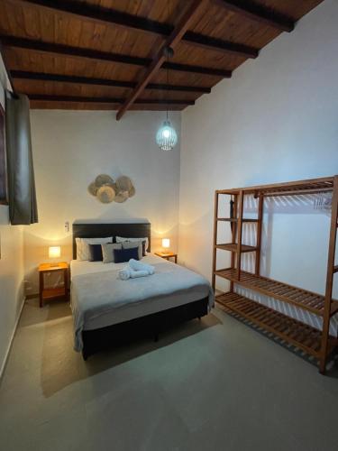 een slaapkamer met een bed en een houten ladder bij Casa Belvedere com traslado incluso in Paraty