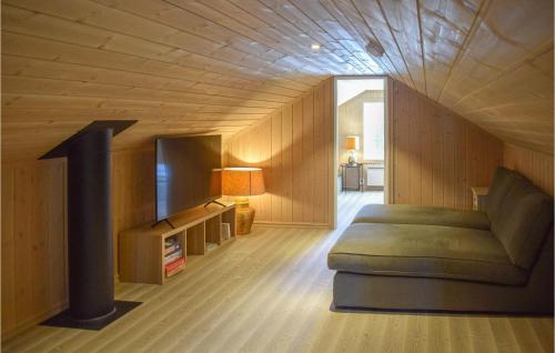 Säng eller sängar i ett rum på Beautiful Home In Nesbyen With Kitchen