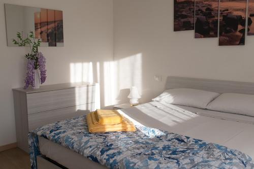 - une chambre avec un lit et une serviette jaune dans l'établissement La casa di Anna, à Domegliara