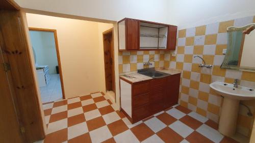 uma pequena cozinha com um lavatório e um lavatório em نماء للشقق الفندقية em Abha