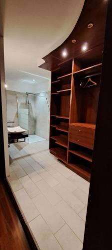 a bathroom with a walk in closet with a shower at Au Coin du Feu in Châtillon-sur-Marne