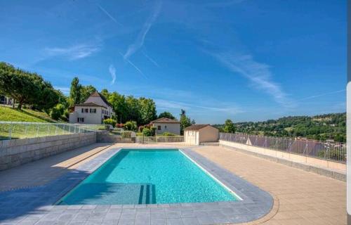 une piscine au milieu d'une cour dans l'établissement les hauts de sarlat n7, à Sarlat-la-Canéda
