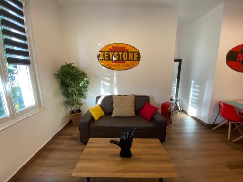 un salon avec un canapé et une table dans l'établissement Appartement entier au cœur du village 40m2, à Saint-Cyr-sur-Mer