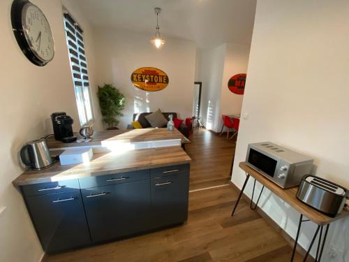 - une cuisine avec un comptoir et un four micro-ondes dans l'établissement Appartement entier au cœur du village 40m2, à Saint-Cyr-sur-Mer