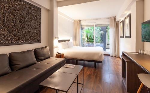 a living room with a bed and a couch at Hotel Derby in Barcelona