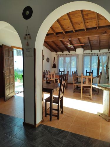 una sala da pranzo e un soggiorno con tavolo e sedie. di Las Grullas a Villa Gesell