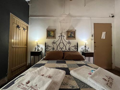 1 dormitorio con 1 cama con 2 toallas en Estancia Hosteria El Ceibo, en Florida