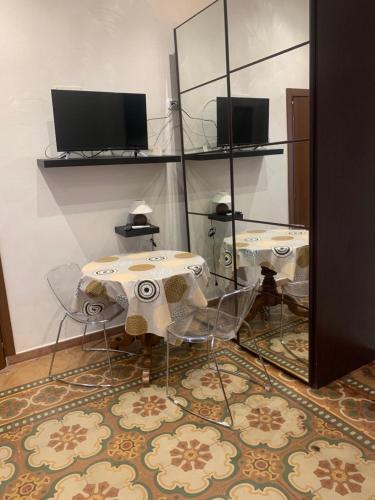 Cette chambre comprend une table, des chaises et un miroir. dans l'établissement Brigata sea view, à Bari