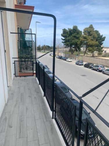 un balcone con ringhiera accanto a una strada di Brigata sea view a Bari