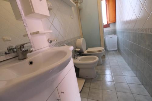 een badkamer met een wastafel en 2 toiletten. bij Il vecchio bastione in Aci Castello
