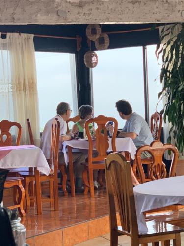 un groupe de personnes assises à table dans un restaurant dans l'établissement Posada La Plazuela, à Cuetzalán del Progreso