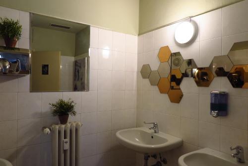 ミラノにあるコアラホステルのバスルーム(シンク、鏡、ラジエーター付)