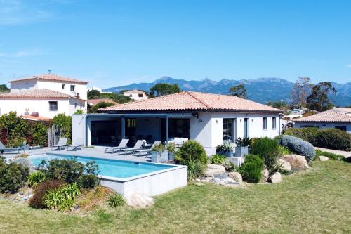 費加里的住宿－A GIOIA DI CAMPA，庭院中带游泳池的房子