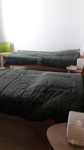 dwa łóżka ustawione obok siebie w pokoju w obiekcie LOCABEACH w mieście Longeville-sur-Mer