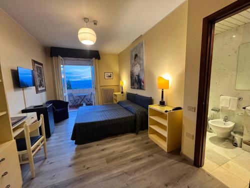 una camera con letto e un bagno con lavandino di Hotel & Residence Dei Duchi a Urbino