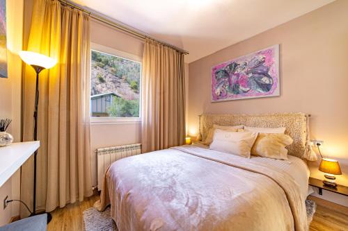 Un dormitorio con una cama grande y una ventana en Perla de Malagueta, en Málaga
