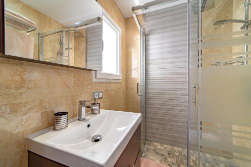 een badkamer met een wastafel en een douche bij Perla de Malagueta in Málaga