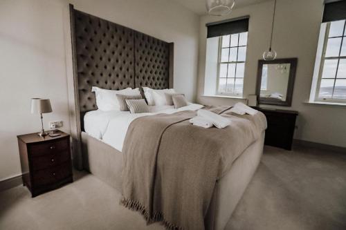 Uma cama ou camas num quarto em Great Glen Town House