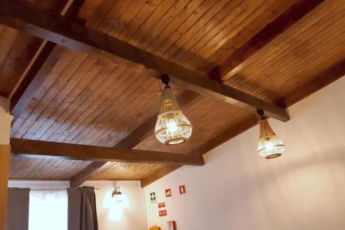 drei Lichter hängen an der Zimmerdecke in der Unterkunft Casa Rustica in Olhão