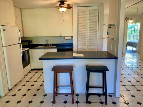 Η κουζίνα ή μικρή κουζίνα στο Relaxing Turtle Bay townhome near the beach