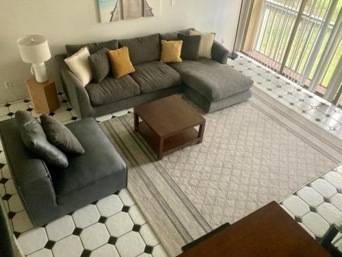 Χώρος καθιστικού στο Relaxing Turtle Bay townhome near the beach