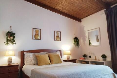 sypialnia z łóżkiem z 2 lampami i 2 lustrami w obiekcie Casa Rustica w mieście Olhão