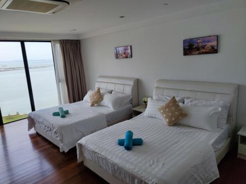 a bedroom with two beds with crosses on them at Seaview Duplex Sunrise Gurney 2BR 一级棒海景の楼中楼 in George Town