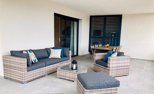 un salon avec un canapé, des chaises et une table dans l'établissement Sognu di Serena - Superbe appartement avec parking gratuit sur place, à Porto-Vecchio