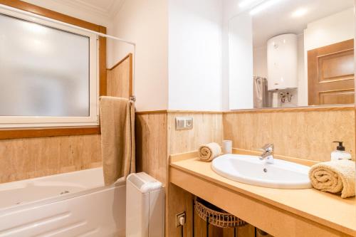ein Badezimmer mit einem Waschbecken, einer Badewanne und einem WC in der Unterkunft Luxury Loft, Centro in Vigo