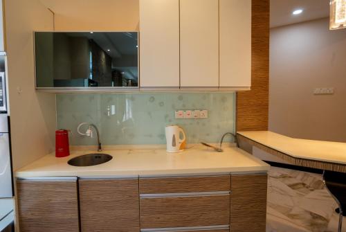 eine Küche mit einer Spüle und einer Arbeitsplatte in der Unterkunft Cozy Gurney Georgetown Private Apartment Penang in George Town