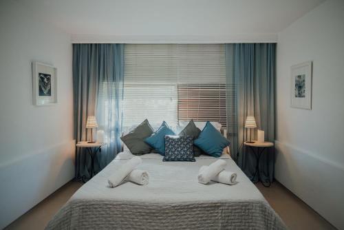um quarto com uma cama grande e 3 almofadas em Pool and Sea View Apartments em Aghia Marina