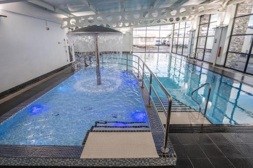 uma grande piscina com uma fonte num edifício em Whitehouse Leisure Park North wales 6 birth caravan em Kinmel Bay