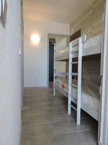 - un couloir avec 2 lits superposés dans une chambre dans l'établissement T2 dernier étage face à la mer avec ascenseur, au Grau-dʼAgde